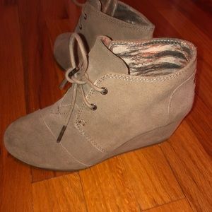 TOMS wedges
